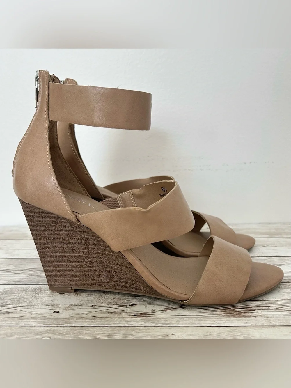 Merona Strappy Wedge Sandal in Tan size 6.5 Ankle Strap Summer Vacation Casual